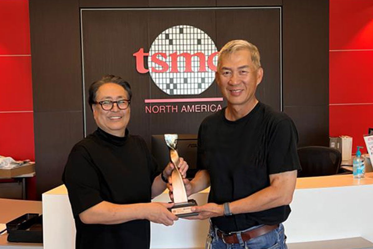 Humi accepts Demo of the Year Award at TSMC